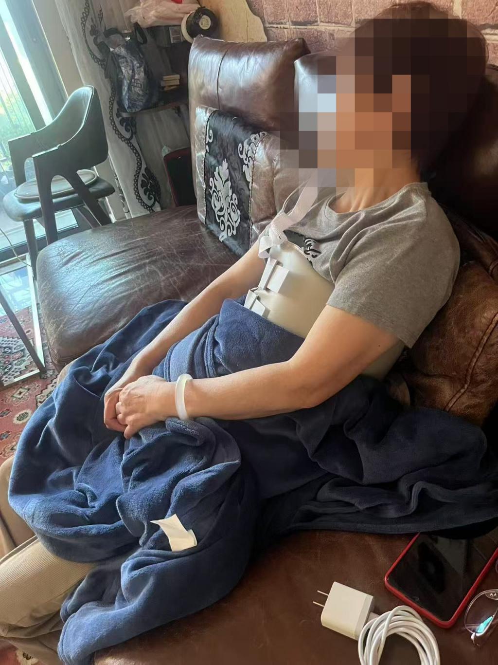 晨意帮忙丨女子在商场被骑平衡车男童撞伤索赔遇阻	，男孩家属：表示歉意，但商场担主责  第3张